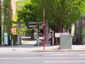 歩道を横断すると、反対側の歩道にある神社が見える写真です。