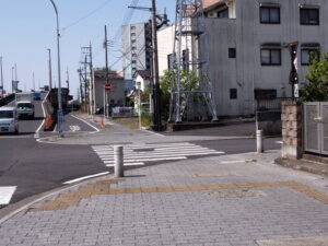 「火の見やぐら」手前の横断歩道の写真です。