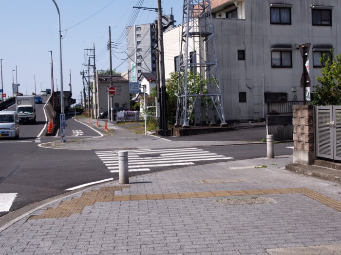 「火の見やぐら」手前の横断歩道の写真です。