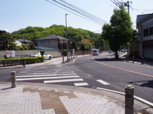 突き当たりを右に曲ったところの風景写真です。