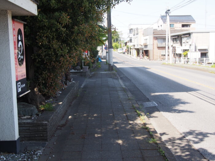 老朽化した歩道の写真です。