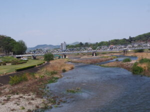 中橋から見た渡良瀬橋の写真です。西風が強かったです。