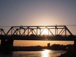 渡良瀬橋の夕日の写真です。