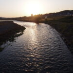渡良瀬川に沈む夕日の写真です。