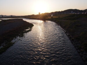 渡良瀬川に沈む夕日の写真です。