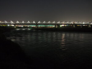 「中橋」と「渡良瀬橋」の灯りの写真です。