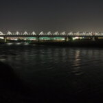渡良瀬川上流より少し遠くで見た渡良瀬橋の夜景写真です。