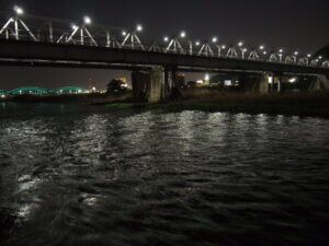 渡良瀬川上流から見た「渡良瀬橋」の夜景写真です。