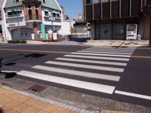 手押し信号の横断歩道の写真です。