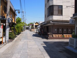 鑁阿寺 大門通りの写真です。