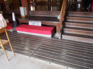 庫裡の入り口階段の写真です。