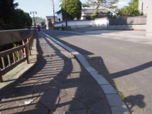 鑁阿寺のお堀沿いにある歩道の写真です。