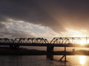夕日のきれいな「渡良瀬橋」ぼ写真です。