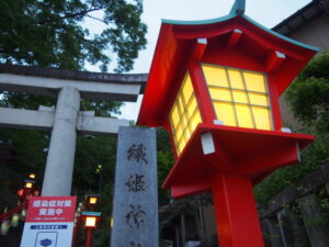 「織姫神社」の灯りがともった写真です。