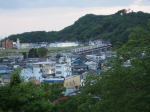 「織姫神社」から見た「渡良瀬橋」の写真です。