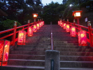 「織姫神社」男坂の灯りの写真です。