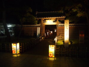 足利学校「入徳門」のライトアップ写真です