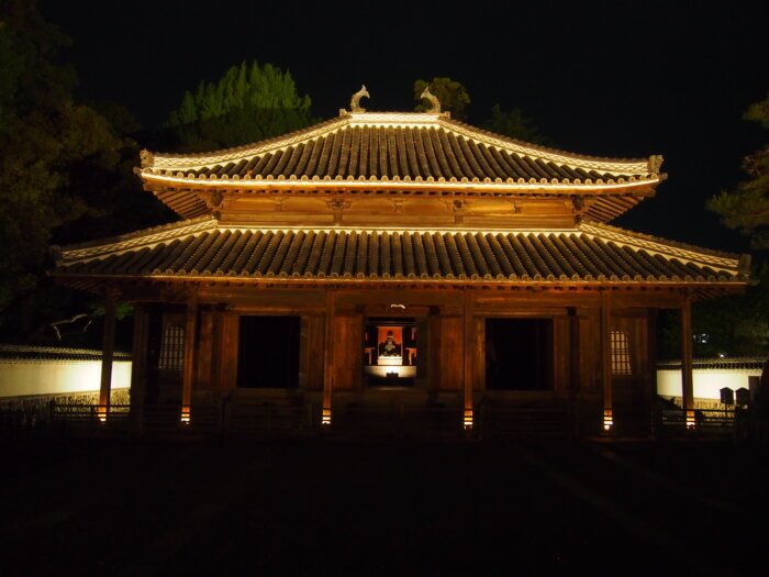 「大成殿」のライトアップ写真です。