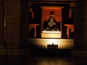 「大成殿」内に安置されている「孔子坐像」の写真です。