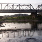 川面に写る渡良瀬橋の写真です。
