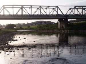 川面に写る渡良瀬橋の写真です。
