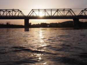 夕日に映える渡良瀬橋の写真です。