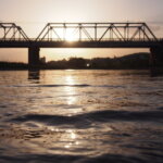 夕日と渡良瀬川と渡良瀬橋の写真です。