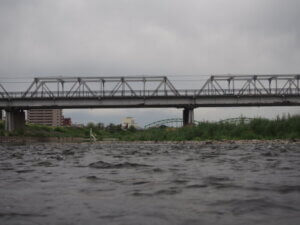 渡良瀬橋上流、川のT中央Kら見た「渡良瀬橋」の写真です。
