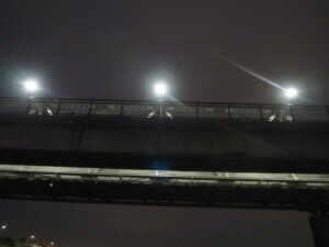 夜の渡良瀬橋のライトアップ写真です