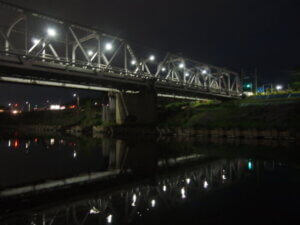 渡良瀬橋の夜景　下流側からのす亜芯です。