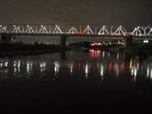 下流から臨む「渡良瀬橋」の夜景の写真です。