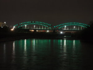 ライトアップされた中橋の写真です。