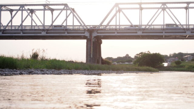 夕日に輝く「渡良瀬橋」の写真です。