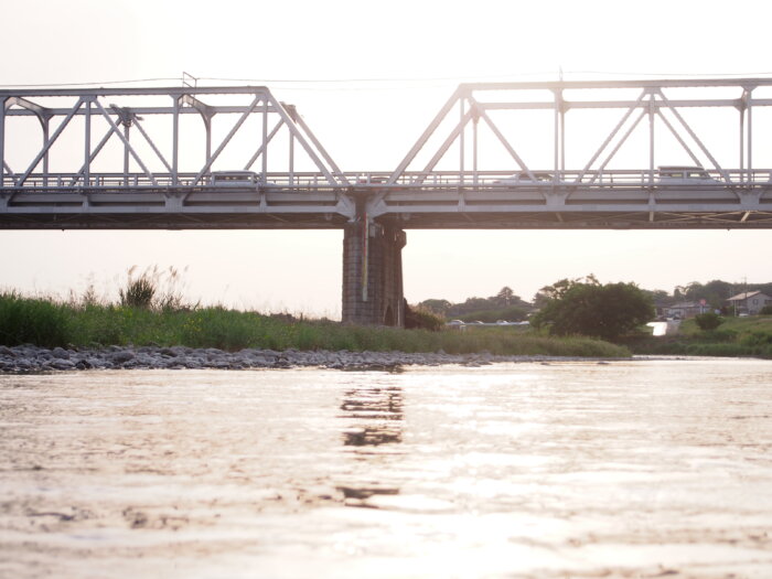 夕日に輝く「渡良瀬橋」の写真です。