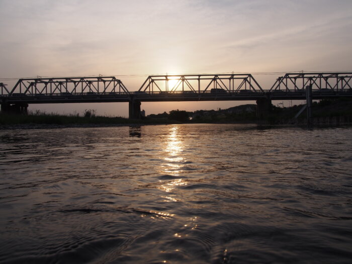 渡良瀬橋と夕日の写真です。