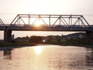 夕日を背景にした渡良瀬橋の写真です。