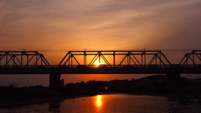 渡良瀬橋の夕日の写真です。