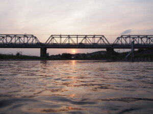 夕暮れせまる渡良瀬橋の写真です。