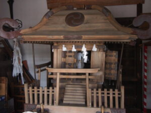 社殿の中の神輿の写真です。