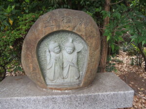神社の境内にある「道祖神」の写真です。