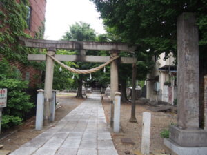 足利通り5丁目にある「八雲神社」の写真です。