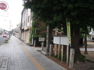 織姫交番側からみた「八雲神社」入り口の写真です。