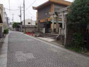 左折して、すぐ右手側にある「八雲神社」の写真です。