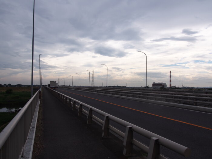 右岸たもとから臨む渡良瀬川大橋の写真です。