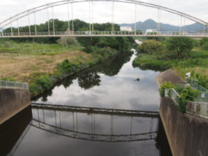 袋川に架かる橋梁の写真です。