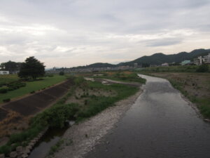 「中橋」から渡良瀬川の上流を望む写真です。