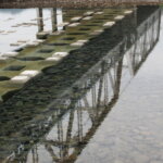 川面に映る「渡良瀬橋」の写真です。