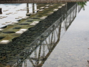 渡良瀬川に映る「渡良瀬橋」の写真です。