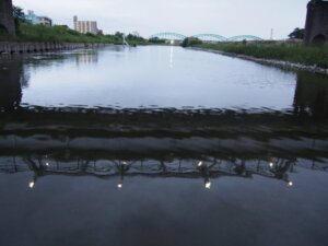 イルミネーションが点灯し始めた「渡良瀬橋」の写真です。