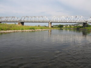 朝日に輝く渡良瀬橋の写真です。